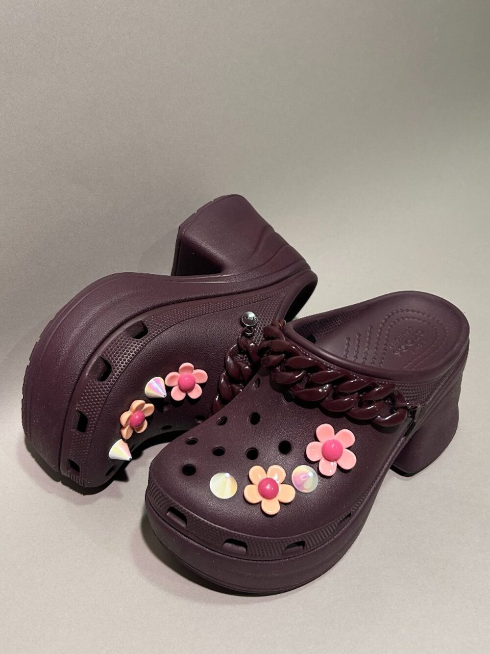Crocs Siren Chain Clog in Dark Cherry / Burgundy — size W7 with Jibbitz - Picture 3 of 6